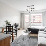 1br & Balcony Next To Railway Station Apartmán