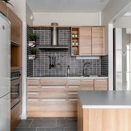 1br With Balcony Next To Railway Station